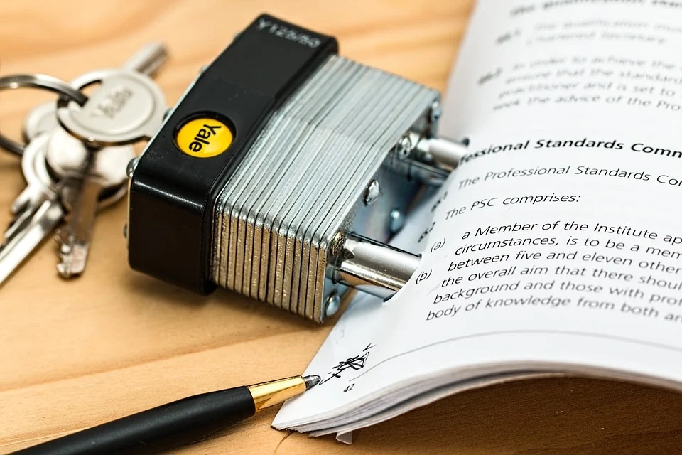 illustration contrat et cadenas