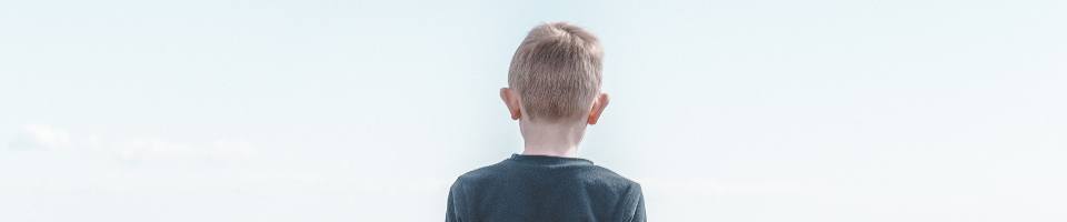 enfant seul de dos