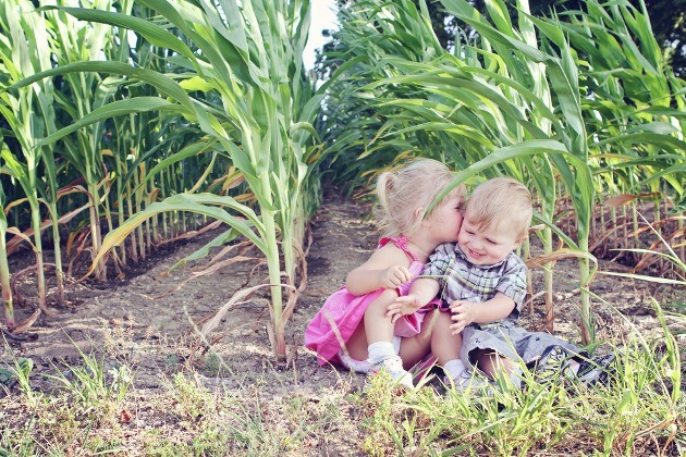 enfants jouant dans un champ