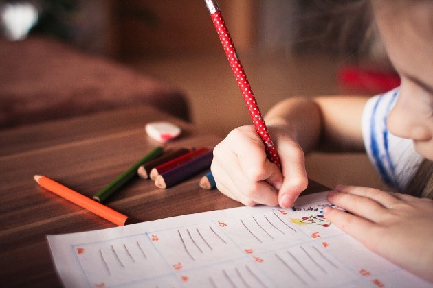 enfant en train de dessiner