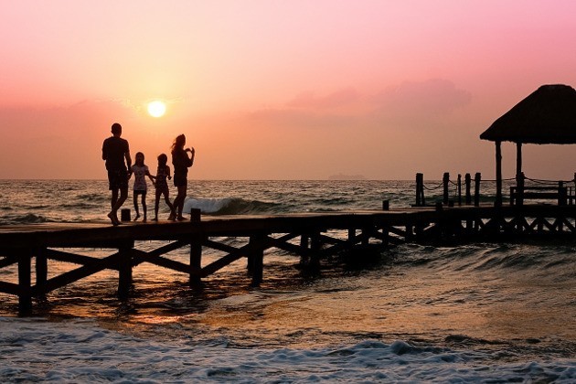 famille sur ponton en bord de mer