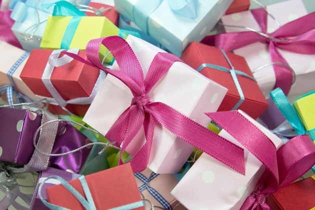paquets cadeaux multicolores