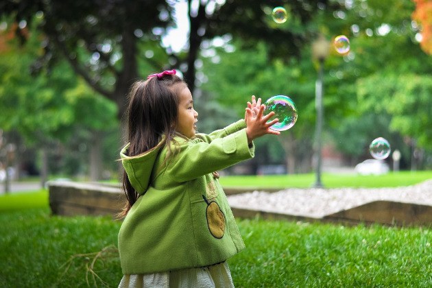 fillette avec bulles