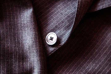 bouton de costume sombre